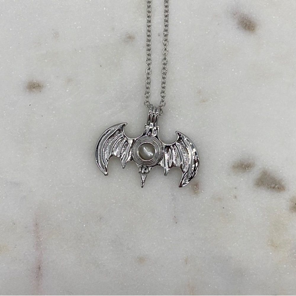 Silver alloy Bat Pendant with Faux Pearl - Picture 2 of 2
